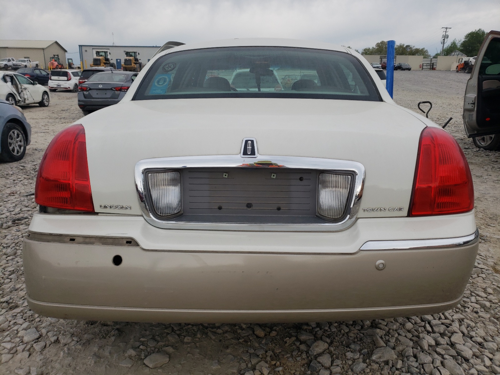 1LNHM82W85Y664669 2005 Lincoln Town Car Signature Limited