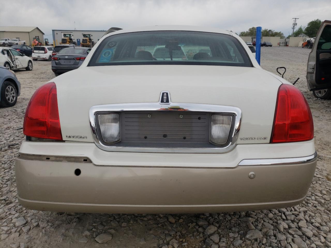 2005 Lincoln Town Car Signature Limited VIN: 1LNHM82W85Y664669 Lot: 51204674