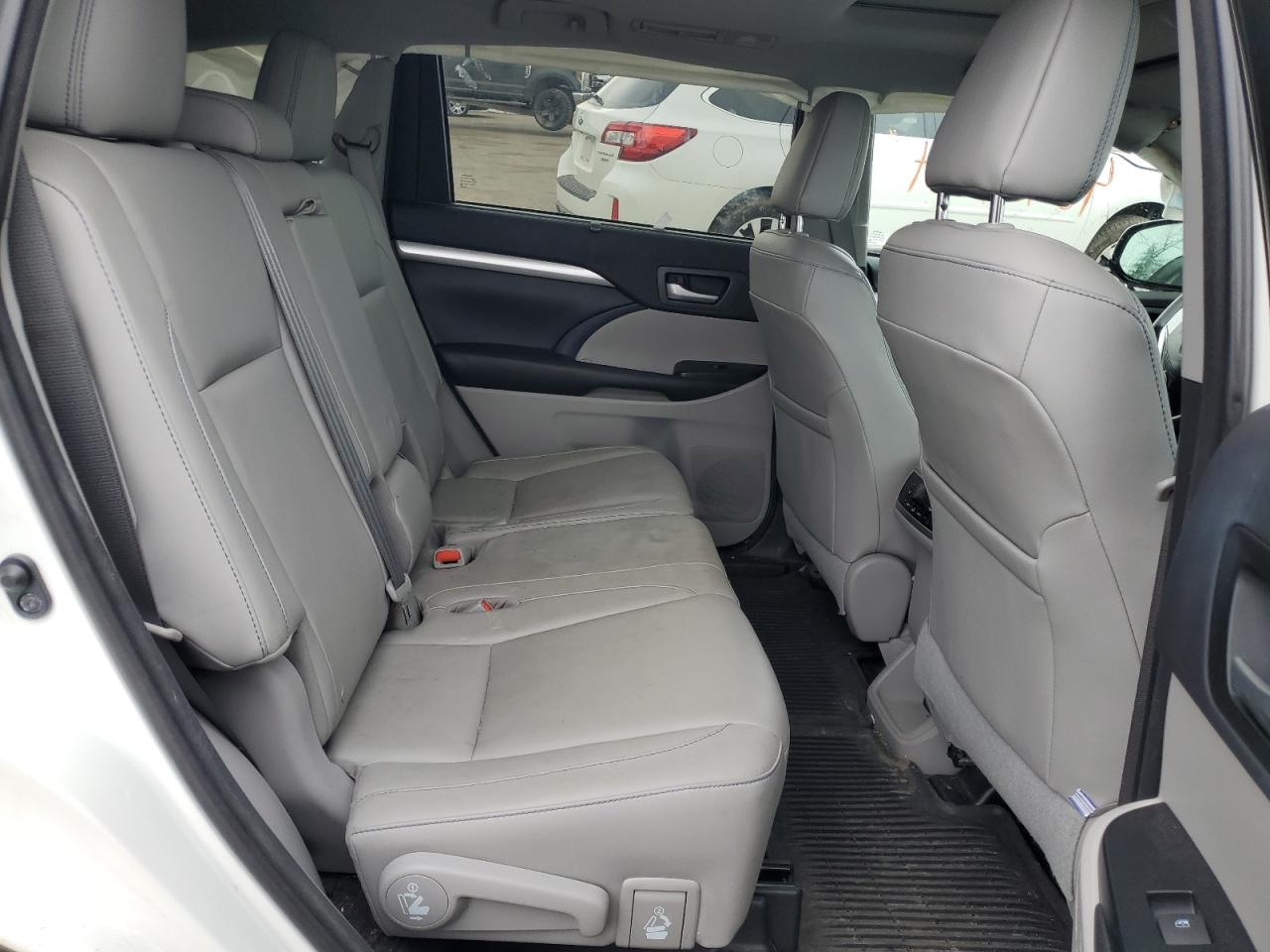 2016 Toyota Highlander - Image 11