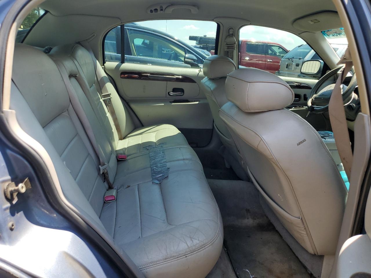 2000 Lincoln Town Car Executive VIN: 1LNHM81W7YY823655 Lot: 67549344