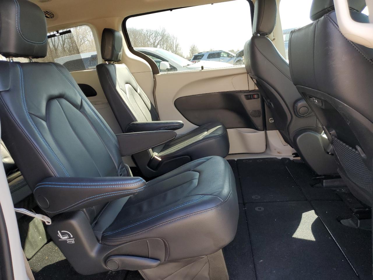 2021 Chrysler Pacifica - Image 11