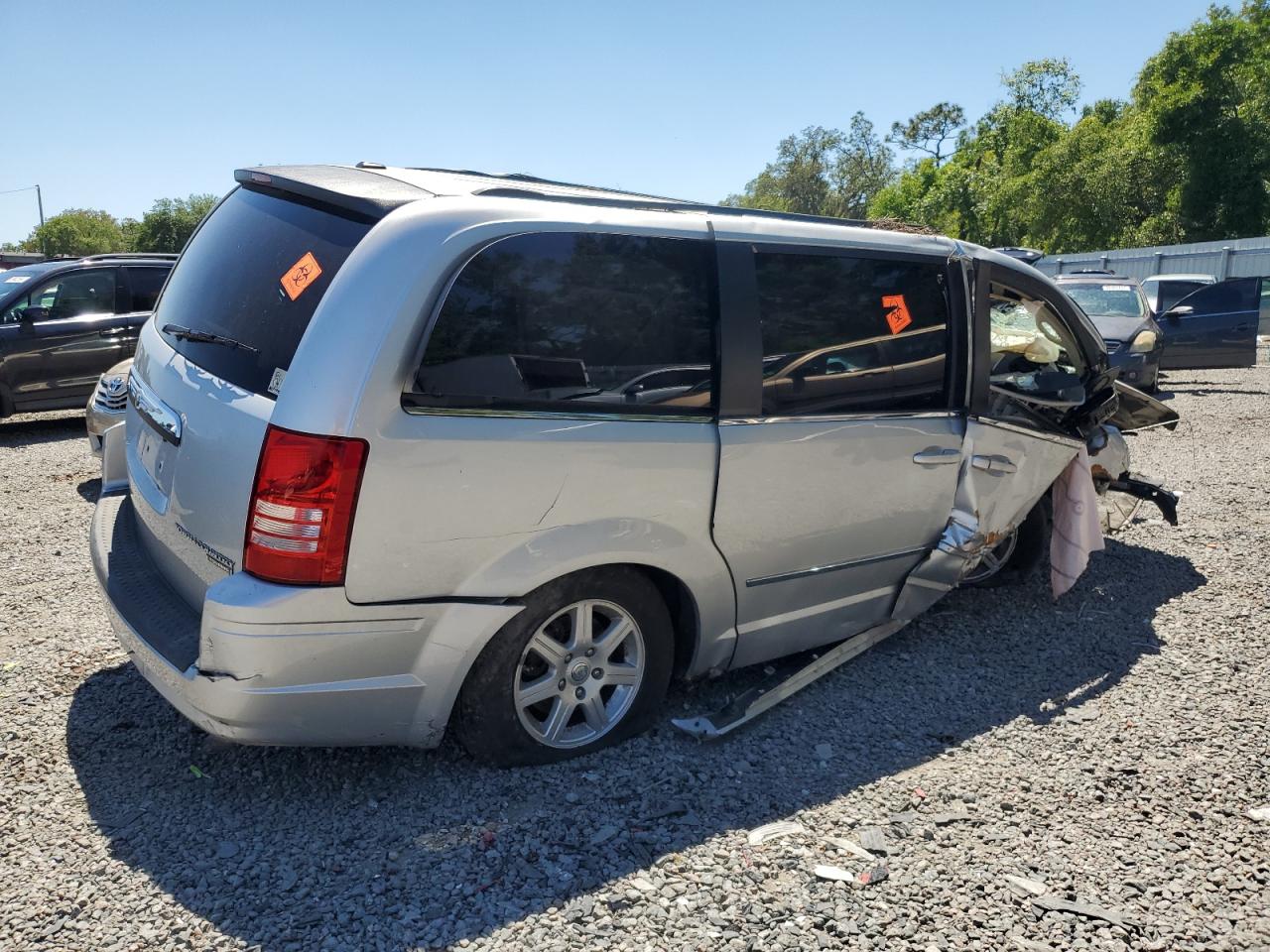 2010 Chrysler Town & Country - Image 3