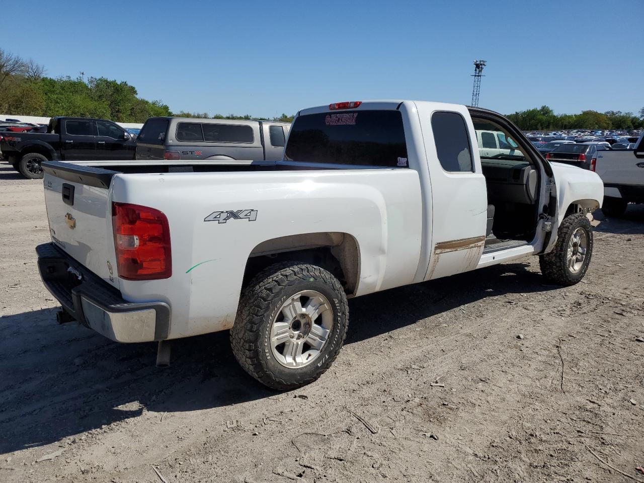 2012 Chevrolet Silverado - Image 3