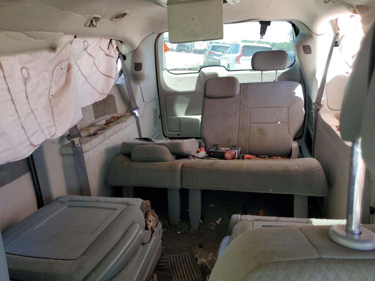 2010 Chrysler Town & Country - Image 10