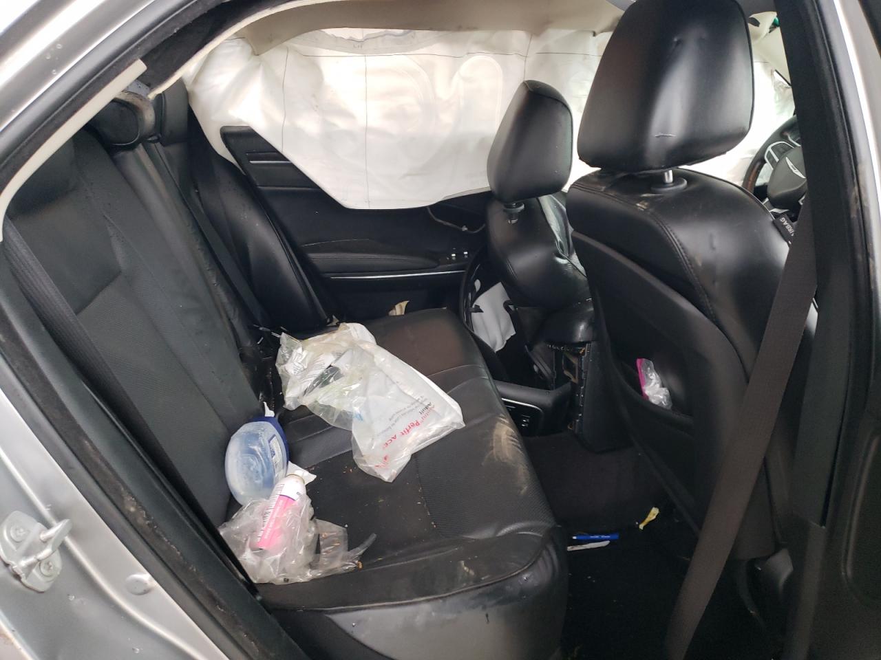 2017 Chrysler 300 - Image 11