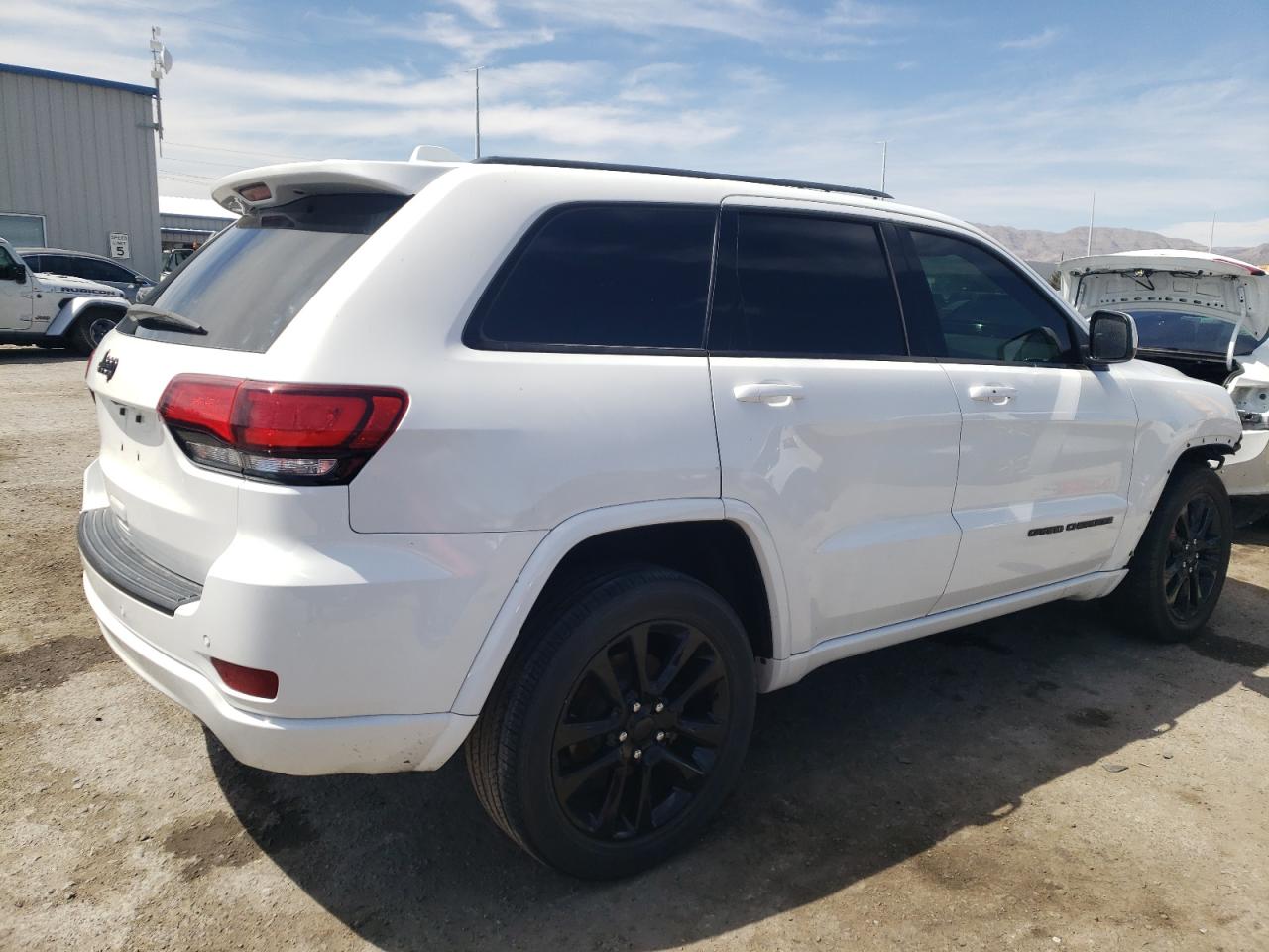 1C4RJEAG4JC480590 2018 Jeep Grand Cherokee Laredo