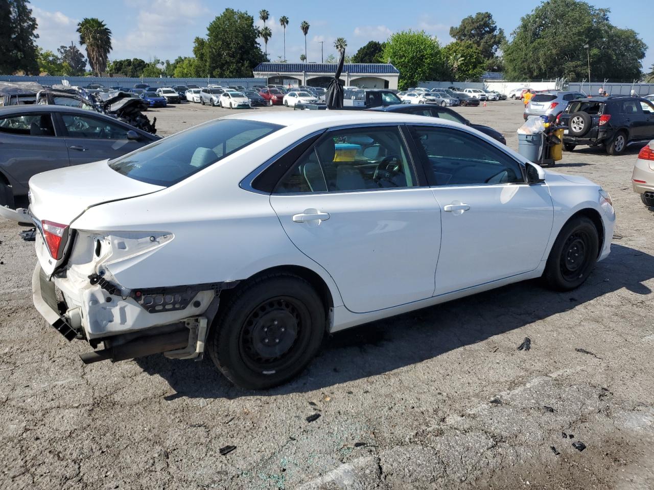 VIN 4T1BF1FK2GU211690 2016 TOYOTA CAMRY no.3