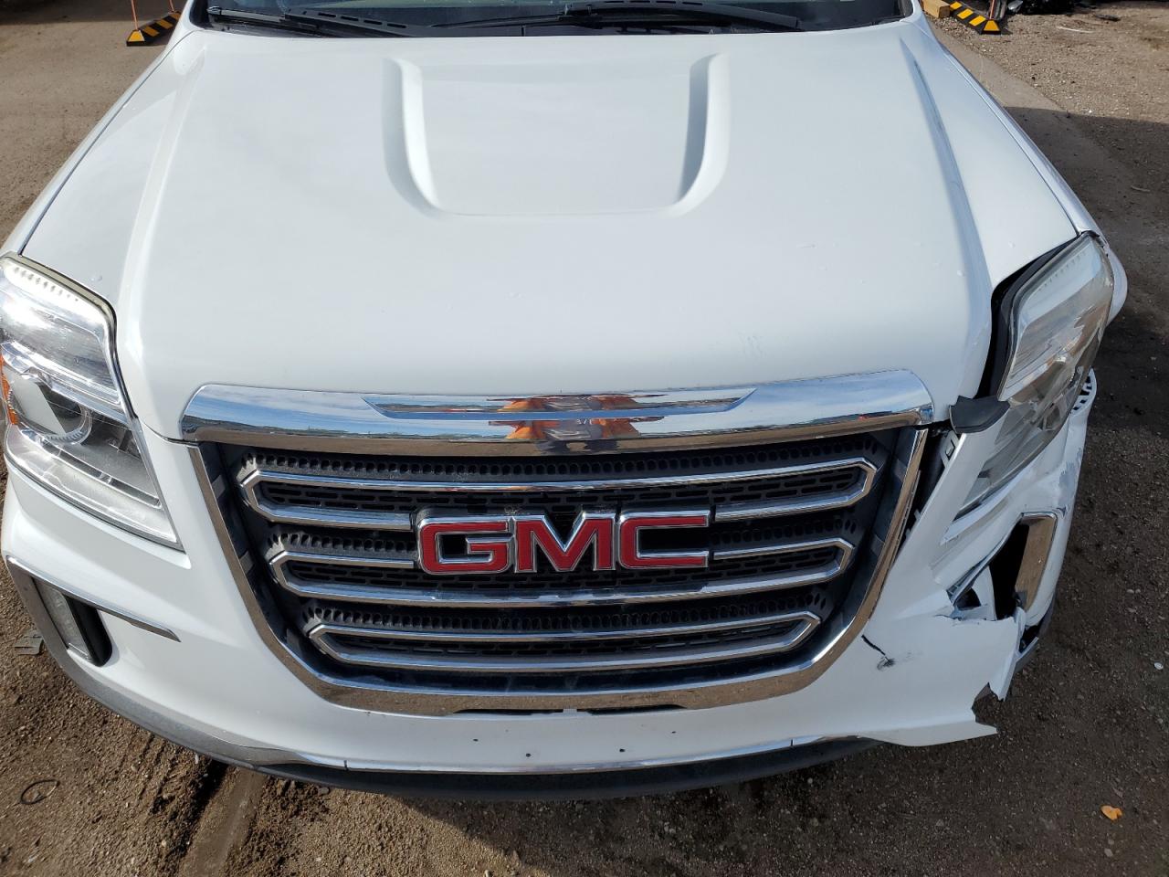 2GKFLUE38G6136765 2016 GMC Terrain Slt