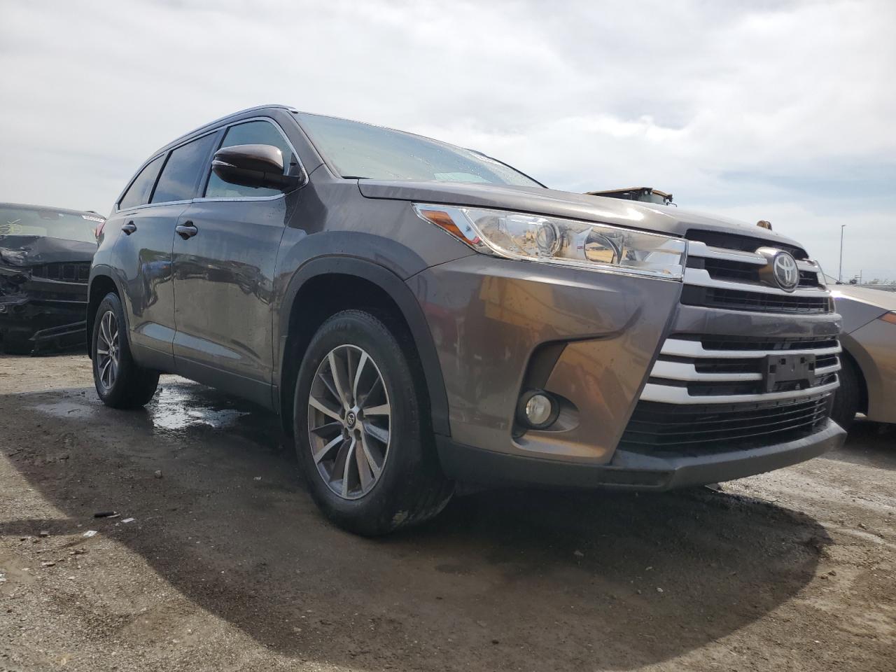 5TDJZRFH9KS711353 2019 Toyota Highlander Se