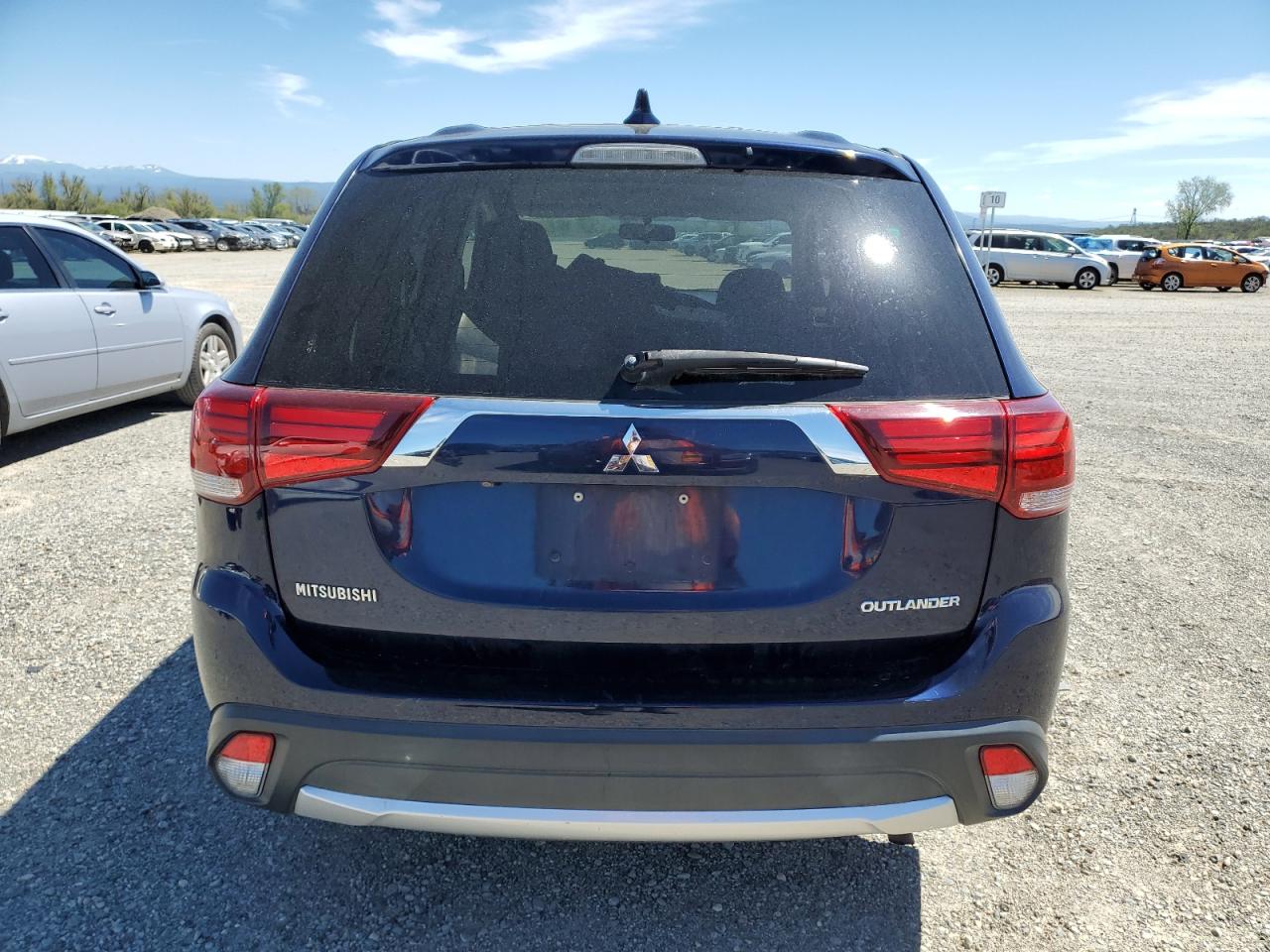 JA4AD2A3XJZ054605 2018 Mitsubishi Outlander Es