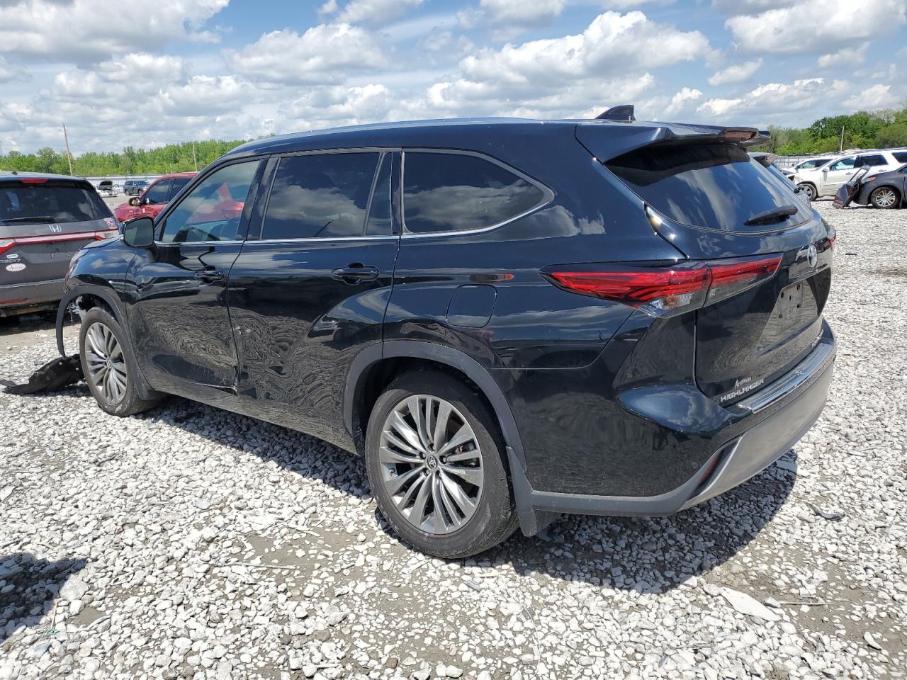 5TDFZRBH8NS169369 2022 TOYOTA HIGHLANDER - Image 2