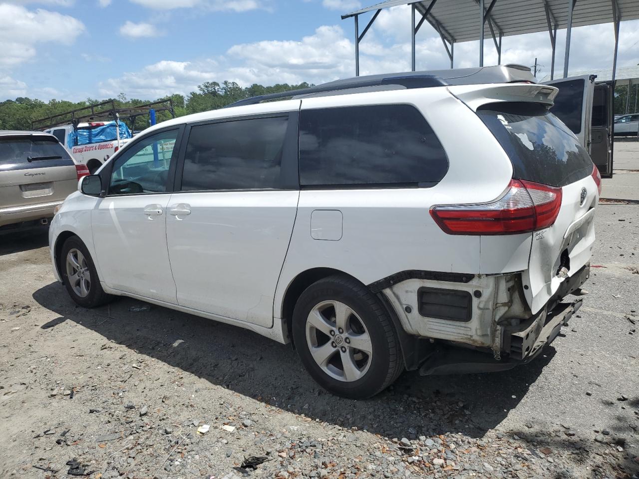 2017 Toyota Sienna Le VIN: 5TDKZ3DC1HS877805 Lot: 52586594