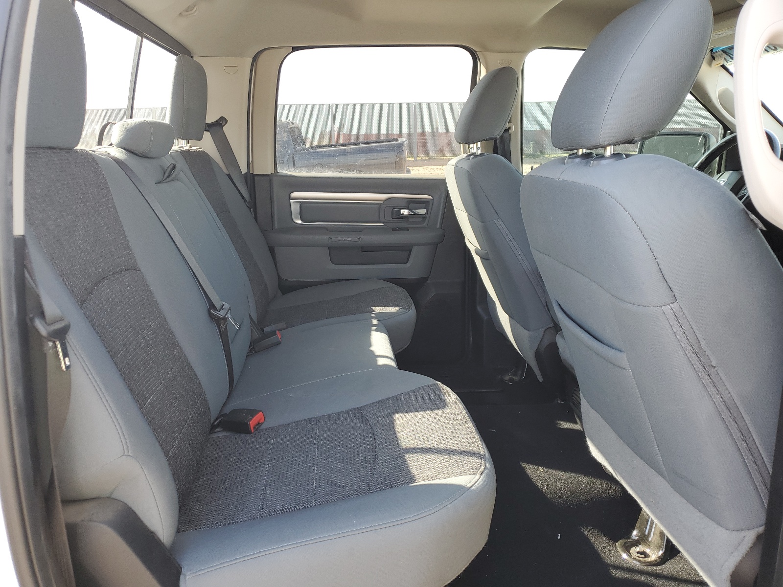 1C6RR7LT7JS323163 2018 Ram 1500 Slt