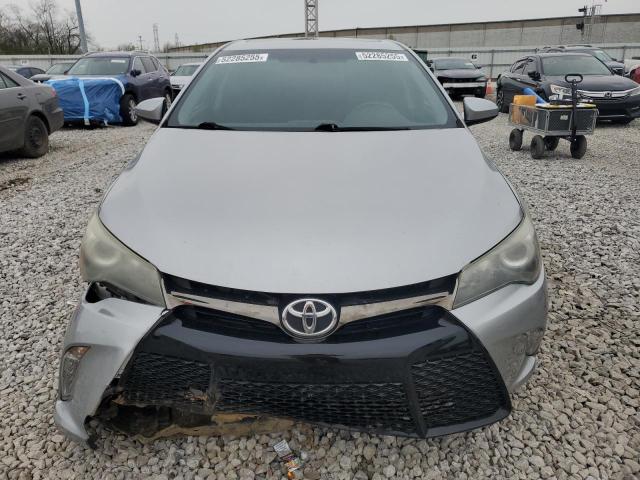 Sedans TOYOTA CAMRY 2016 Srebrny