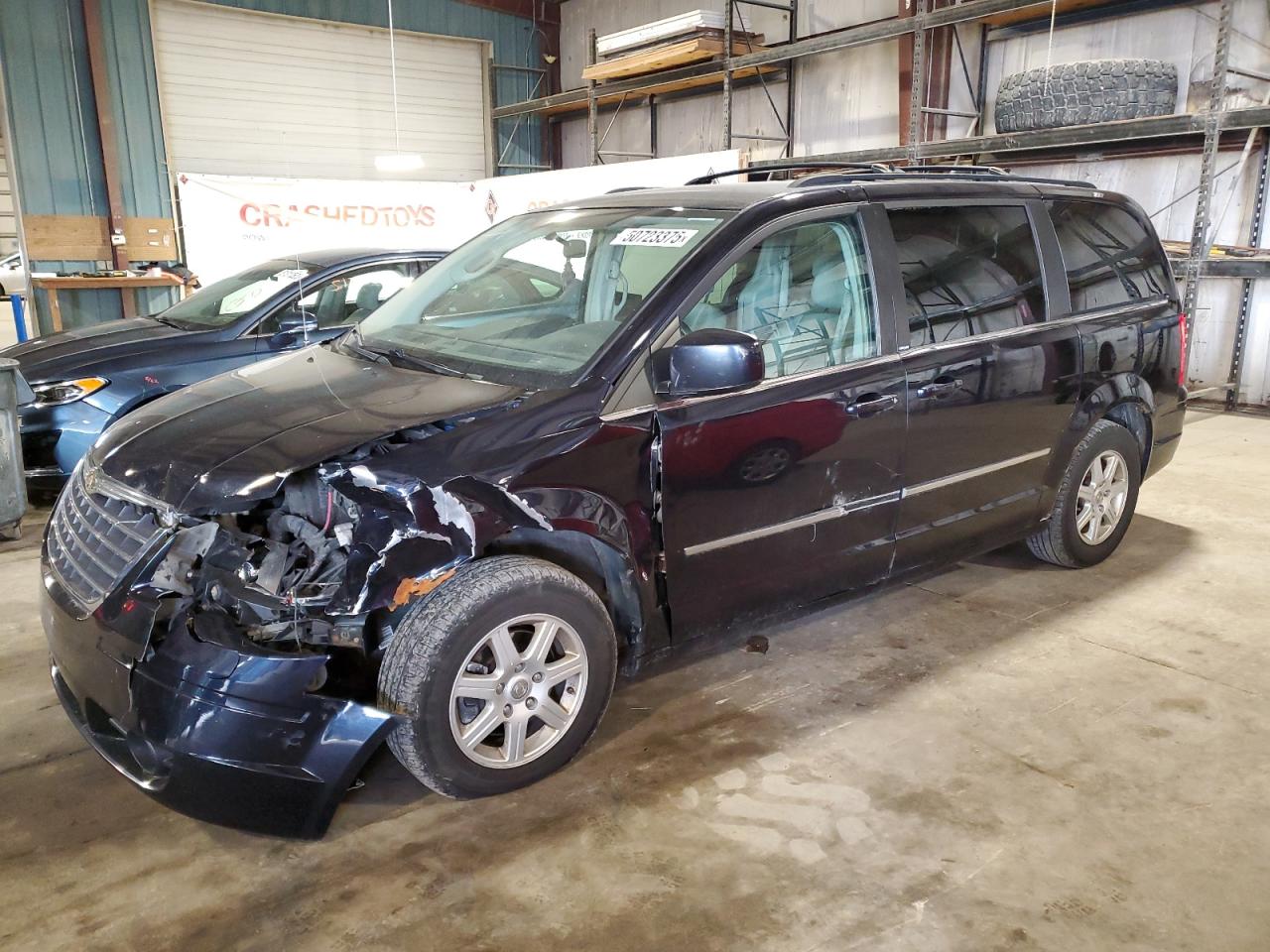 2010 Chrysler Town & Country Touring Plus იყიდება Eldridge-ში, IA - Front End