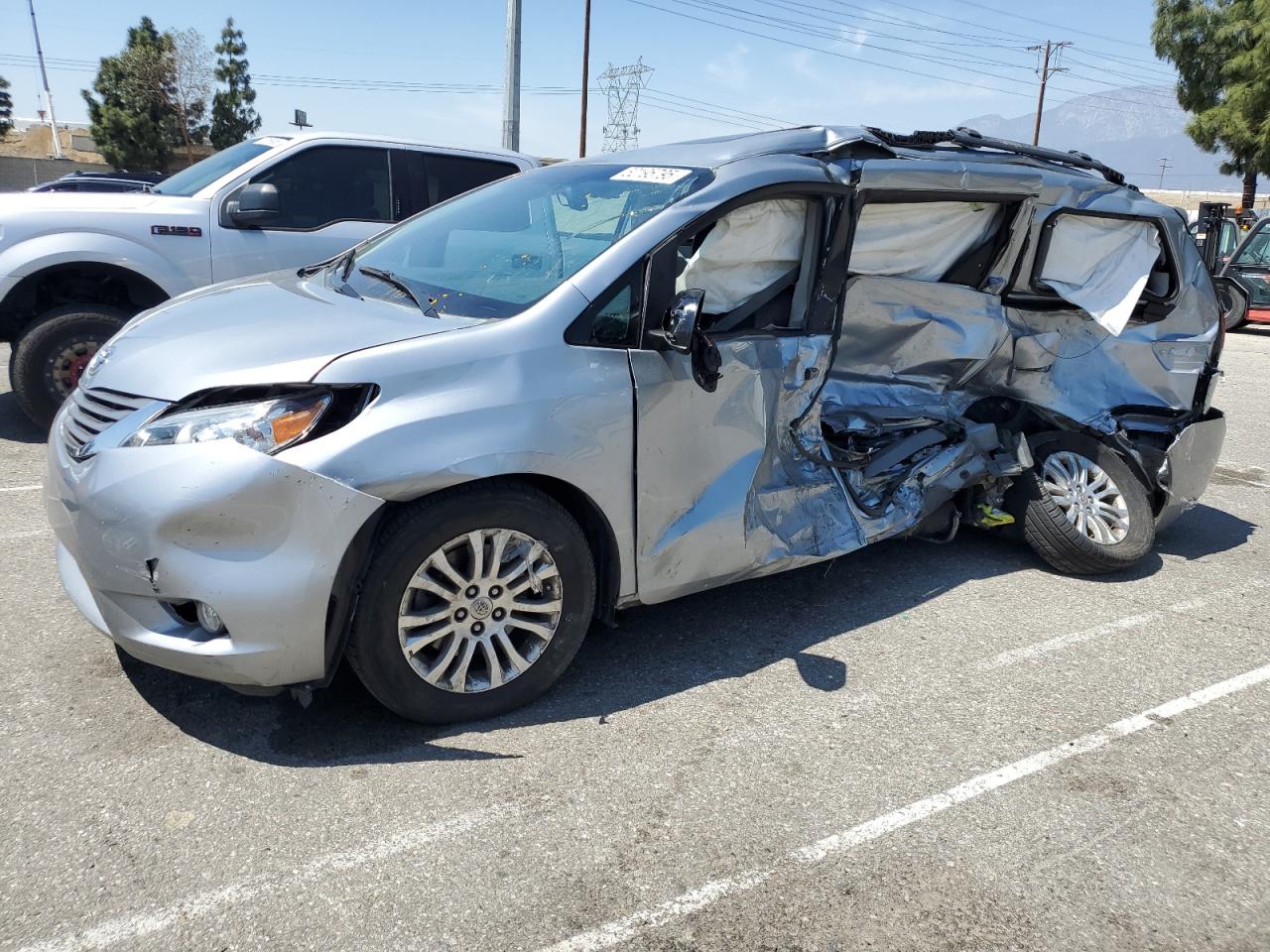 2014 Toyota Sienna Xle იყიდება Rancho Cucamonga-ში, CA - All Over