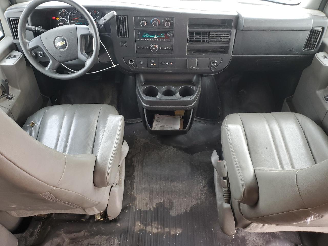 2018 Chevrolet Express G2500 VIN: 1GCWGBFP0J1275305 Lot: 53717395