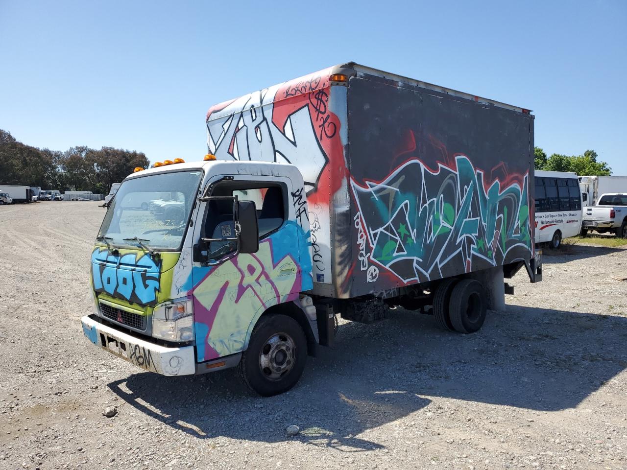 Martinez, CA에서 판매 중인 2006 Mitsubishi Fuso Truck Of America Inc Fe 84D - Vandalism