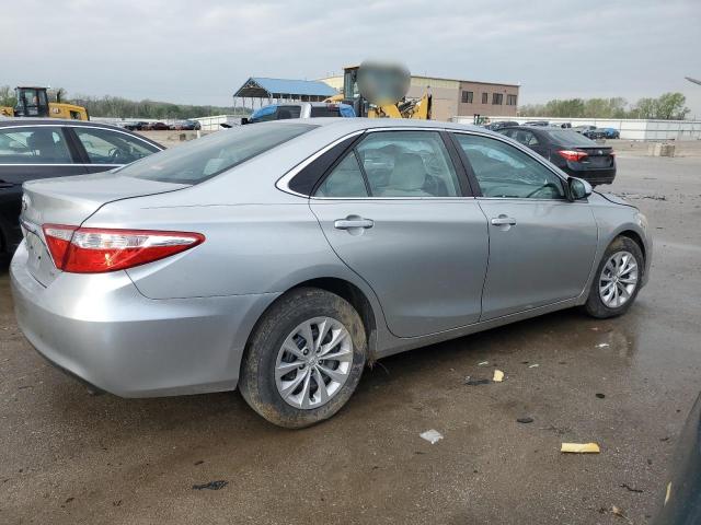 Sedans TOYOTA CAMRY 2016 Srebrny