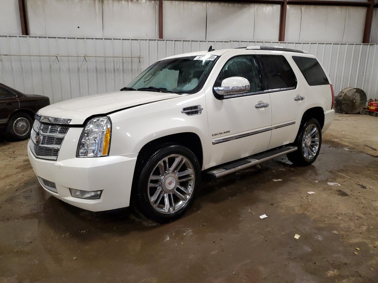 2013 Cadillac Escalade Platinum for Sale in Lansing, MI - Side