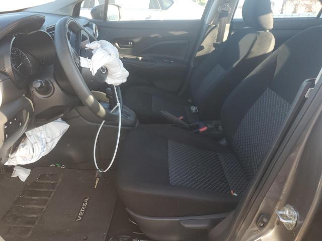  NISSAN VERSA 2024 Szary