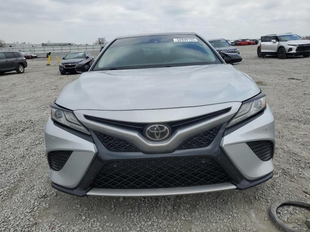  TOYOTA CAMRY 2018 Srebrny
