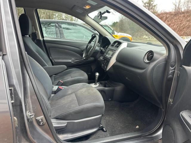 Sedans NISSAN VERSA 2016 Szary