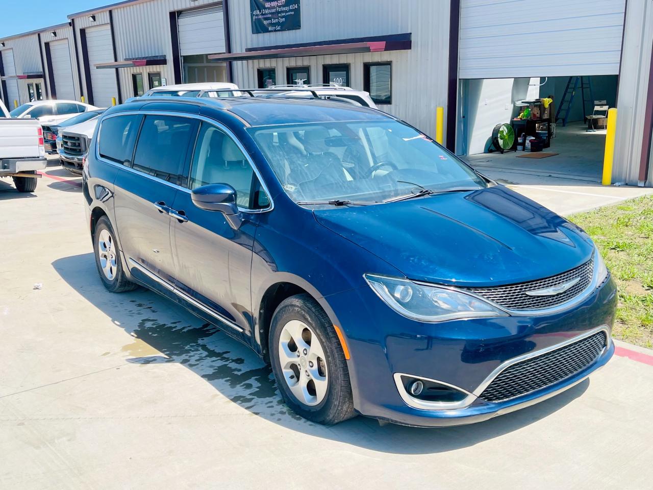 2017 Chrysler Pacifica Touring L Plus na sprzedaż w Grand Prairie, TX - Front End