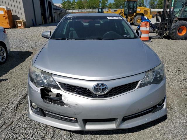 Седани TOYOTA CAMRY 2014 Сріблястий