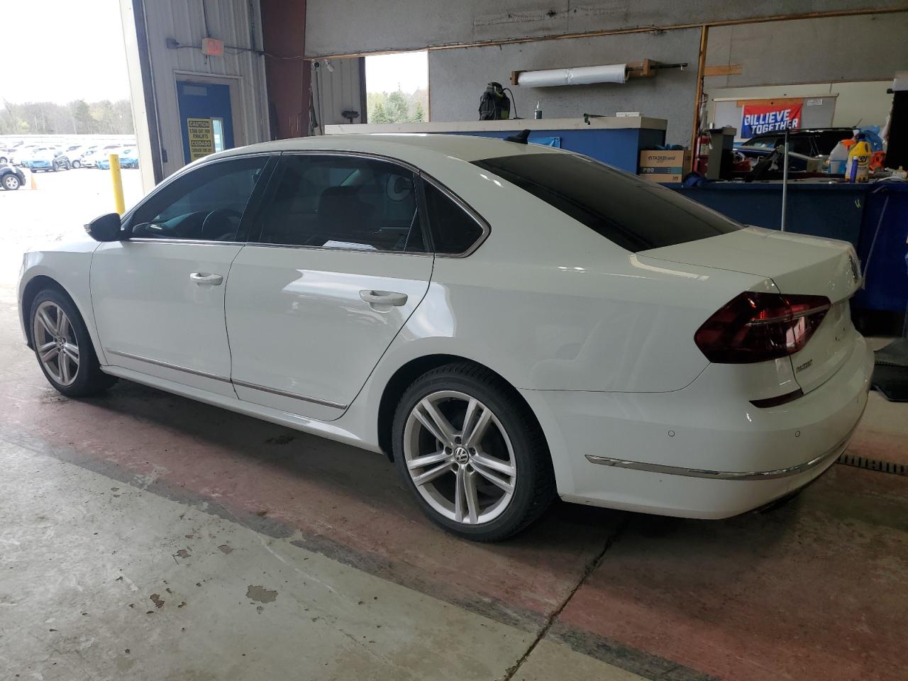 2017 Volkswagen Passat - Image 2