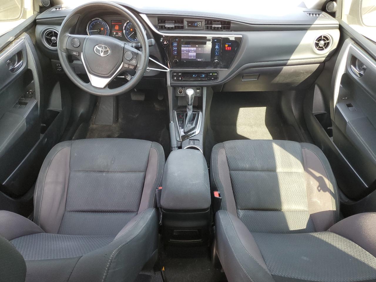 2018 Toyota Corolla L VIN: 5YFBURHEXJP807859 Lot: 53272915