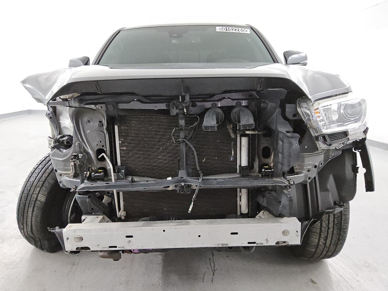 2020 Toyota Tacoma Double Cab продається в Van Nuys, CA - Front End