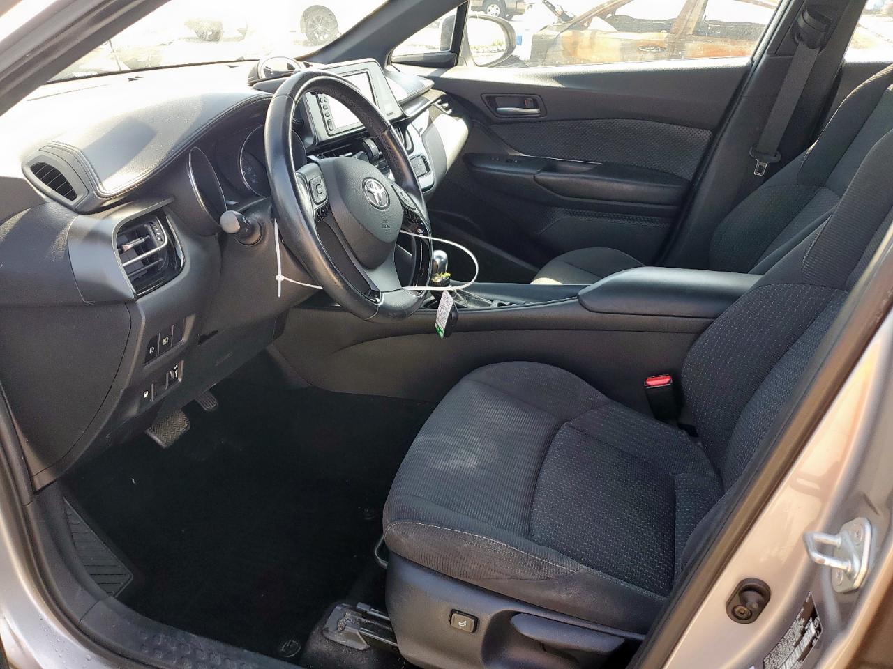 NMTKHMBX9JR015838 TOYOTA C-HR 2018