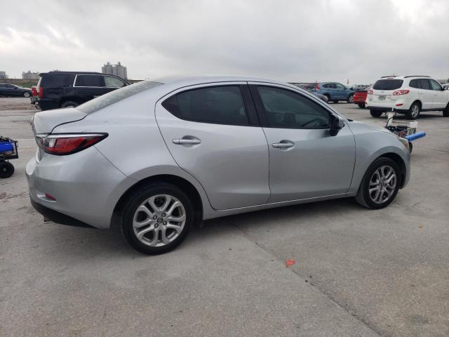 Седаны TOYOTA YARIS 2017 Серебристый