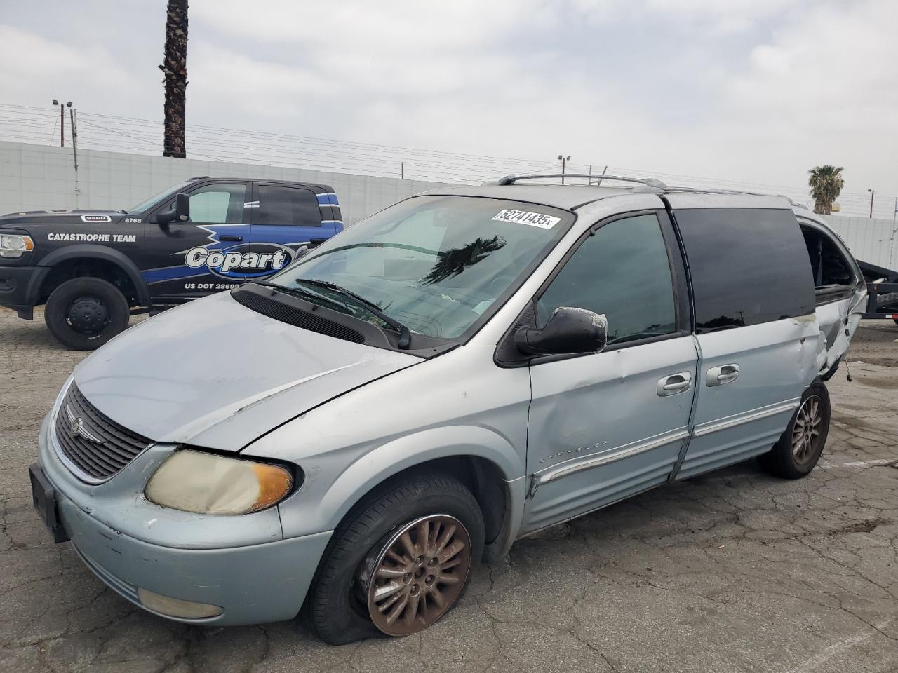 2001 Chrysler Town & Country Limited للبيع في Van Nuys، CA - All Over