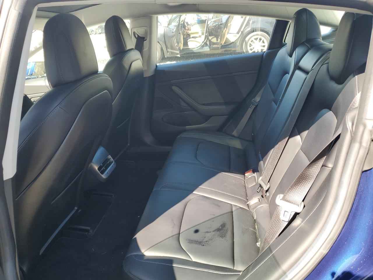 2018 Tesla Model 3 VIN: 5YJ3E1EAXJF005621 Lot: 52563905