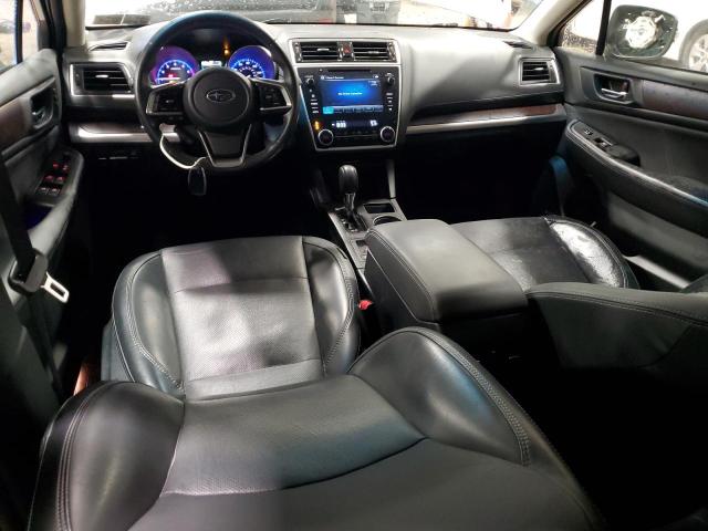  SUBARU OUTBACK 2018 Srebrny