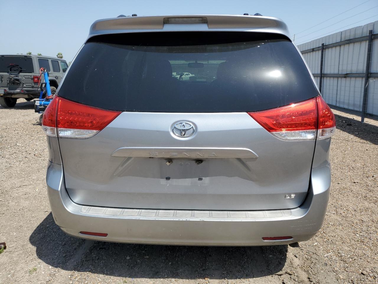 5TDKK3DC8BS157414 2011 Toyota Sienna Le