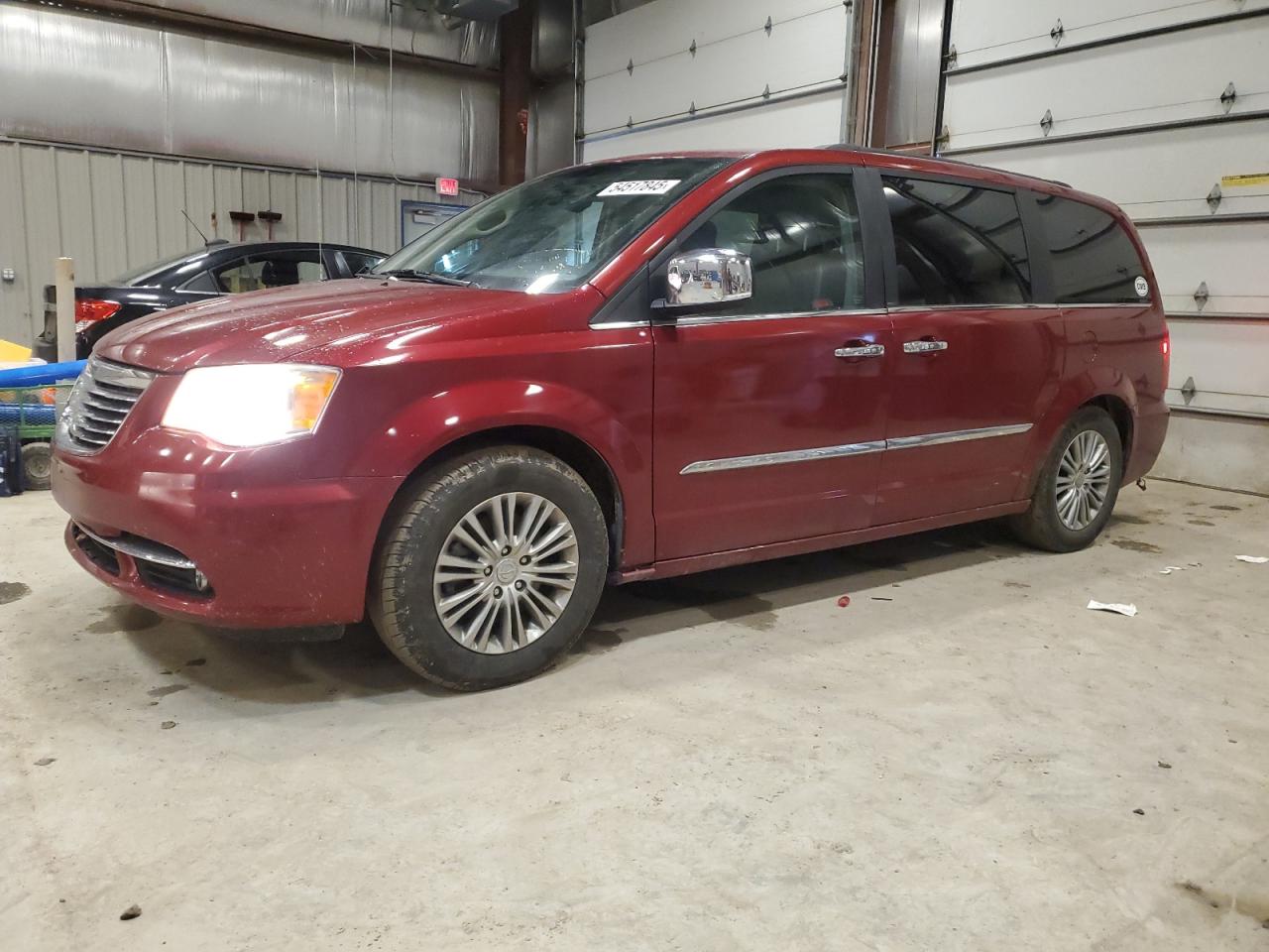 2013 Chrysler Town & Country Touring L na sprzedaż w Appleton, WI - Front End
