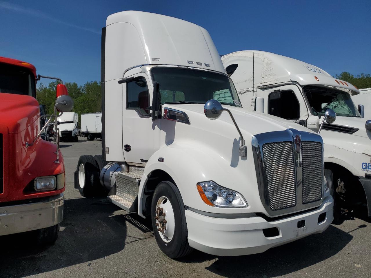 2013 Kenworth T660 Semi Truck for Sale in Cahokia Heights, IL - Normal Wear