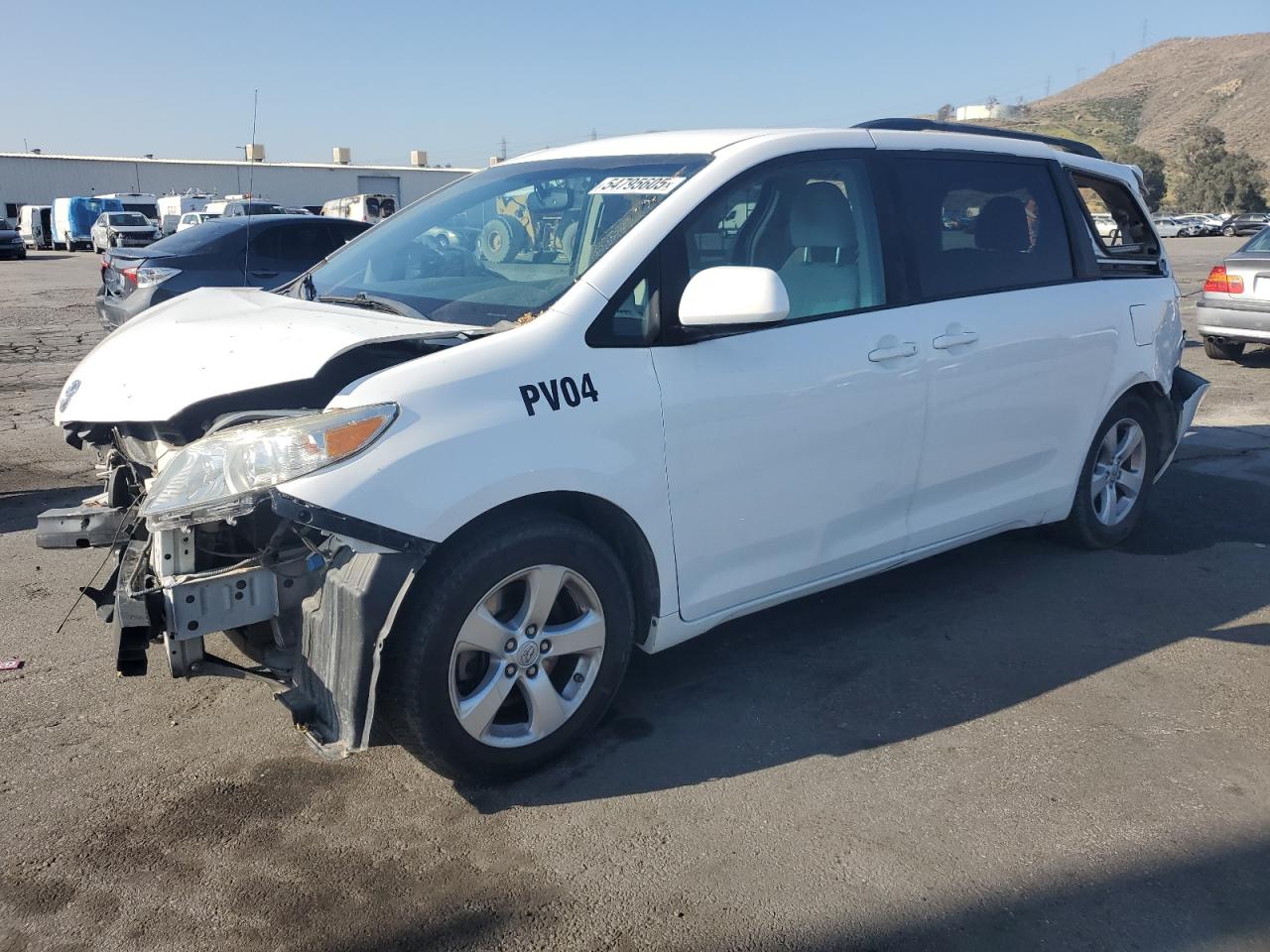 2014 Toyota Sienna Le იყიდება Colton-ში, CA - All Over