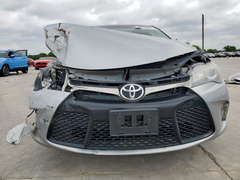 Sedans TOYOTA CAMRY 2017 Srebrny