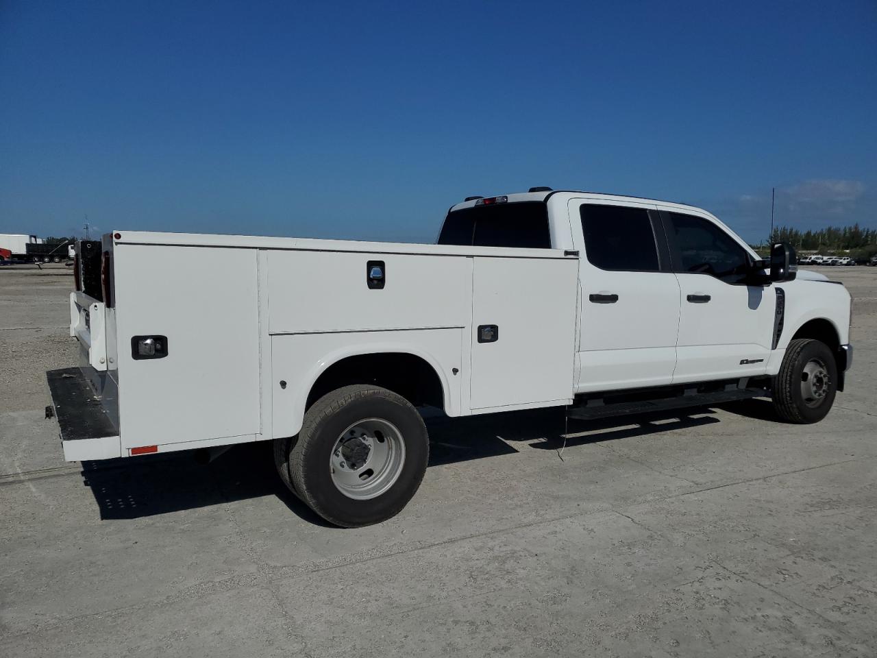 2024 Ford F350 Super Duty white null diesel 1FD8W3HT7REC37386 photo #4