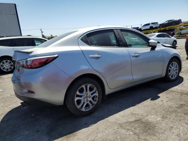  TOYOTA YARIS 2017 Srebrny