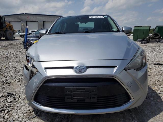  TOYOTA YARIS 2018 Srebrny