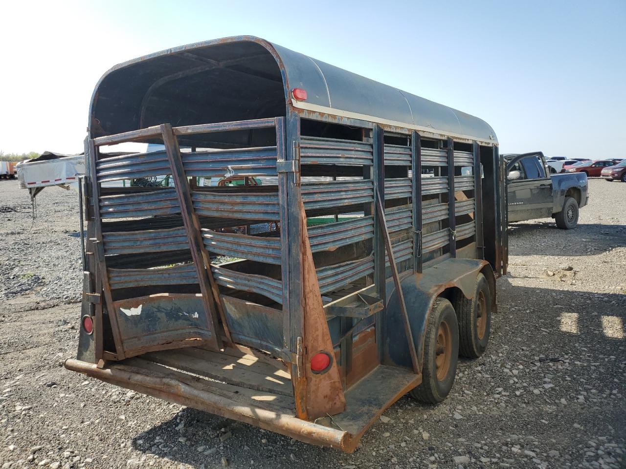 2016 Livestock Trailer VIN: 12345678912345678 Lot: 51244545