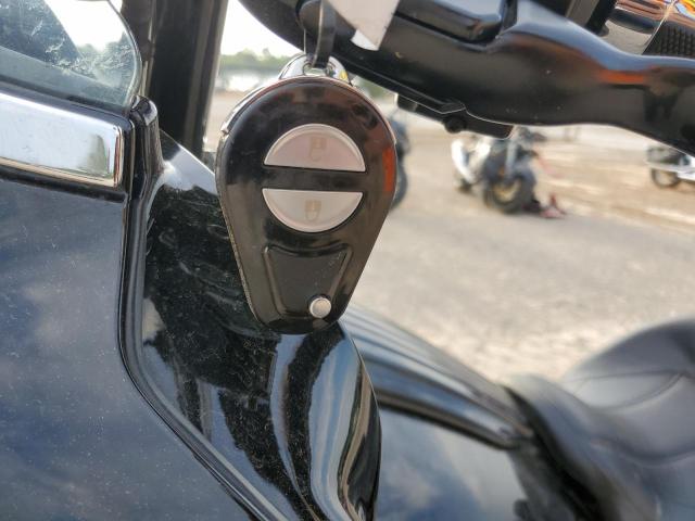  HARLEY-DAVIDSON FL 2017 Красный