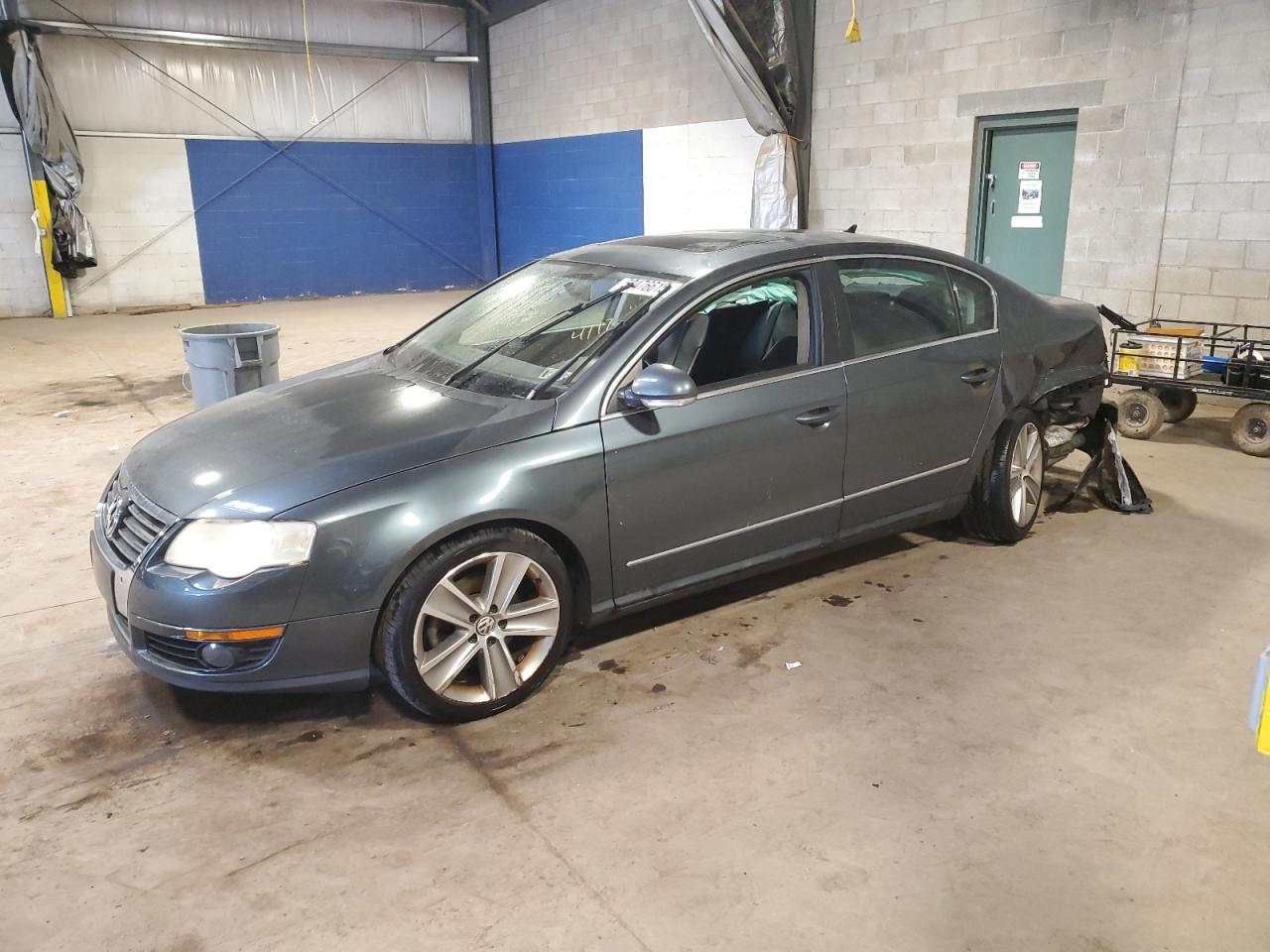 2010 Volkswagen Passat Komfort продається в Chalfont, PA - Rear End