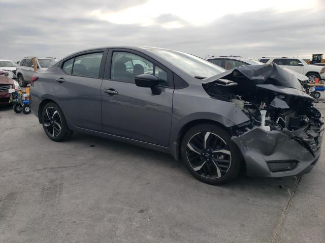  NISSAN VERSA 2024 Сірий