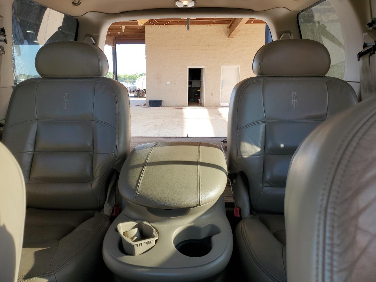 2001 Lincoln Navigator VIN: 5LMEU27A61LJ02044 Lot: 53499415